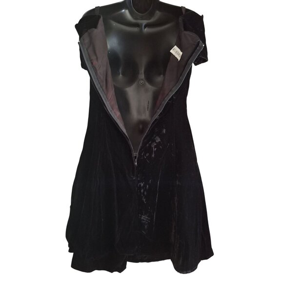 VTG Black Velvet Off-Shoulder Dress with Sweetheart Neckline & Flared Skirt - Picture 8 of 13